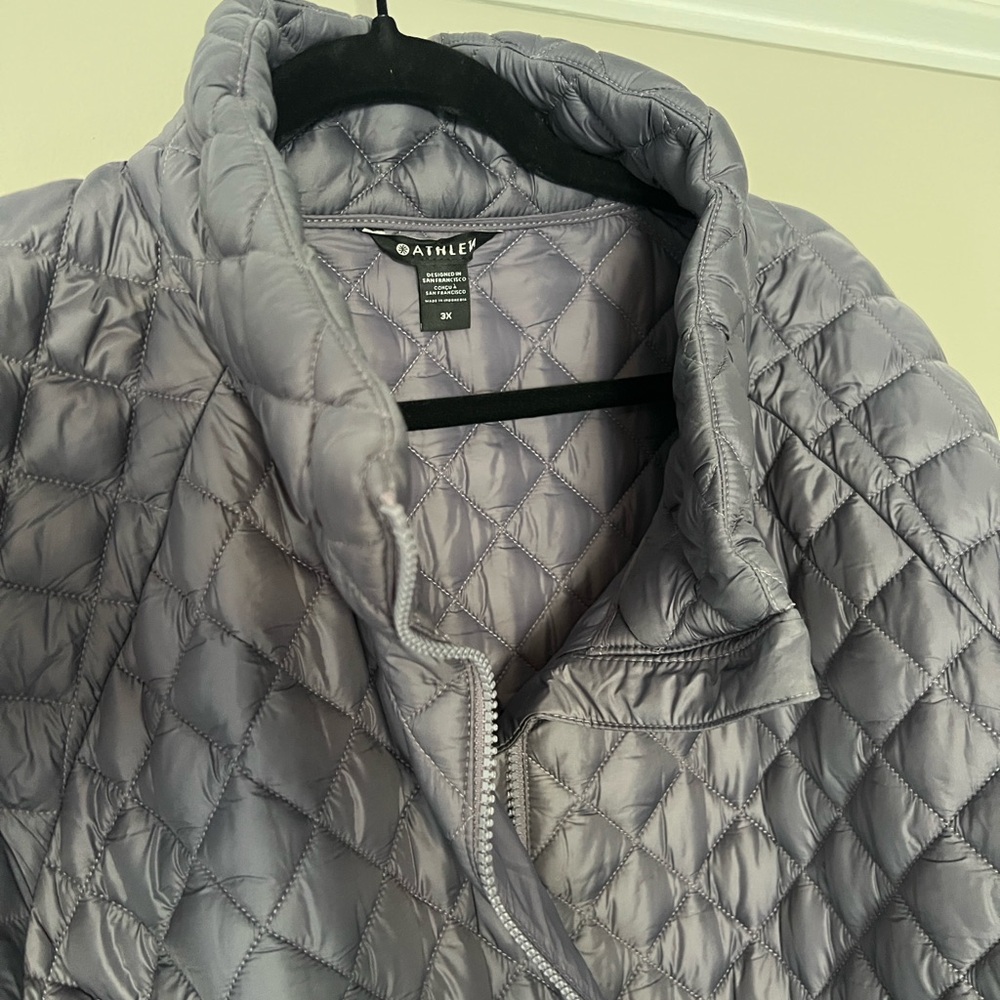Athleta Women's Whisper Featherless Quilted Puffer Jacket - Picture 4 of 5